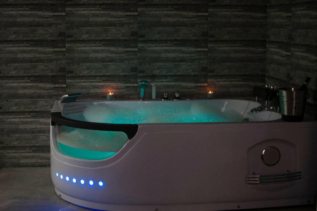 كراكوفيا Cracow Jacuzzi Apartments - Silver Room المظهر الخارجي الصورة