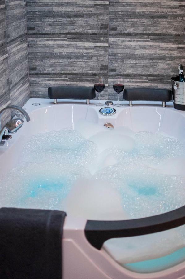 كراكوفيا Cracow Jacuzzi Apartments - Silver Room المظهر الخارجي الصورة