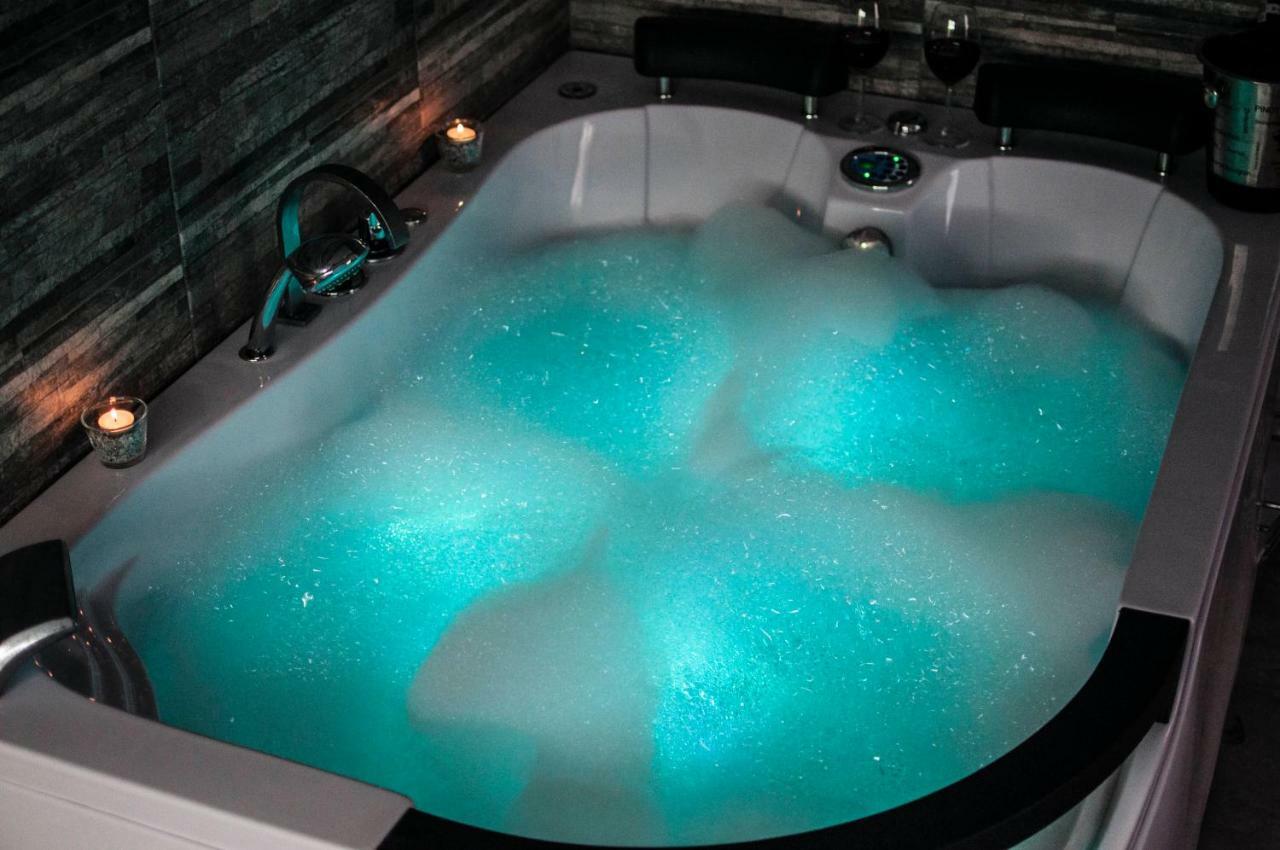 كراكوفيا Cracow Jacuzzi Apartments - Silver Room المظهر الخارجي الصورة