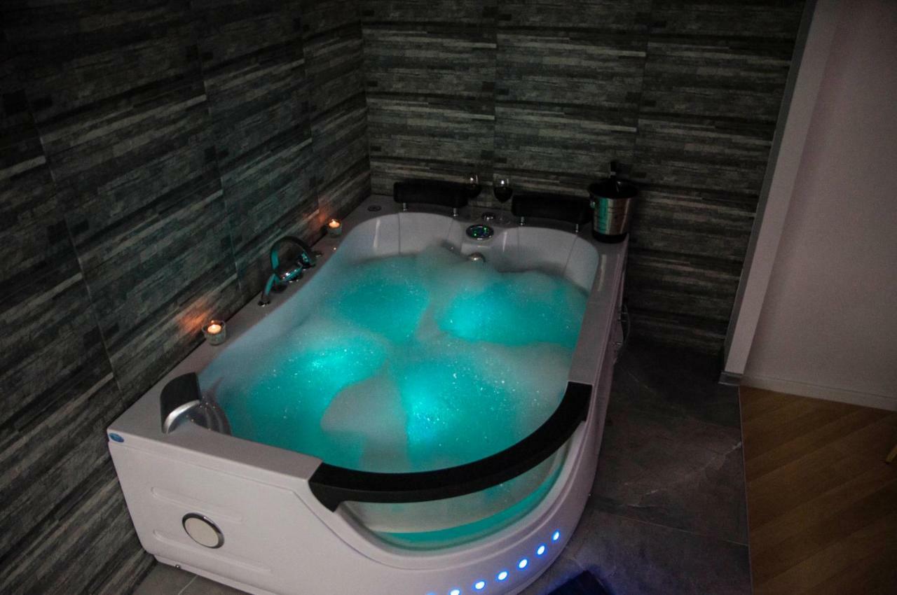 كراكوفيا Cracow Jacuzzi Apartments - Silver Room المظهر الخارجي الصورة