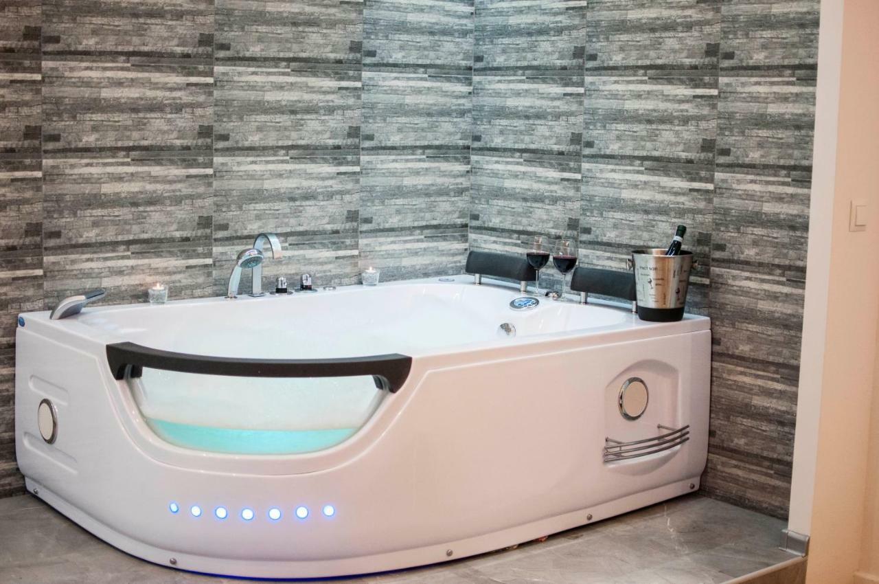 كراكوفيا Cracow Jacuzzi Apartments - Silver Room المظهر الخارجي الصورة